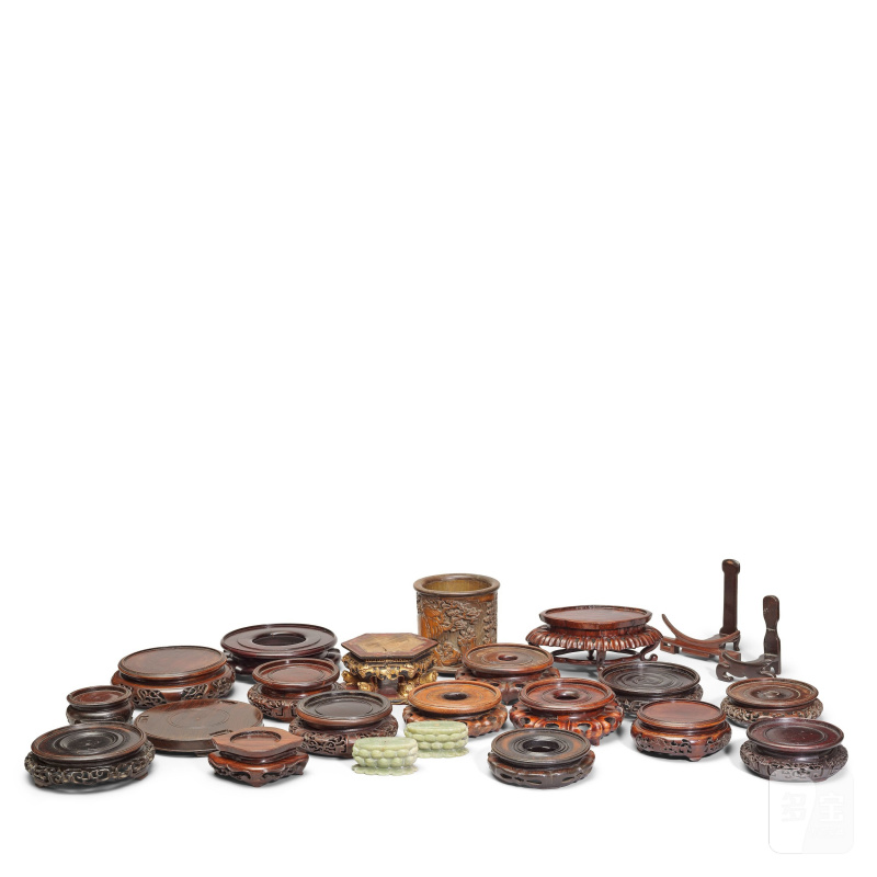 十九/二十世紀 紅木、木及鮑文玉座一組 | A QUANTITY OF CARVED HONGMU, WOOD AND BOWENITE STANDS AND OTHER ITEMS